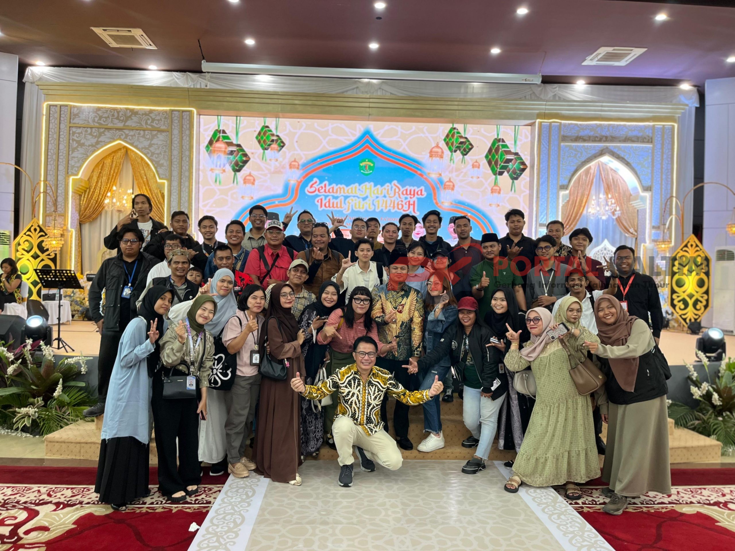 Gubernur Kaltim Rudy Mas'ud bersama warga dalam acara halal bihalal Hari Raya Idulfitri 1446 H