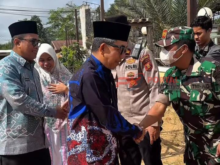 Bupati Kutai Timur Ardiansyah Sulaiman (batik hitam biru) dan Wakil Bupati Kutai Timur Mahyunadi (batik biru muda)