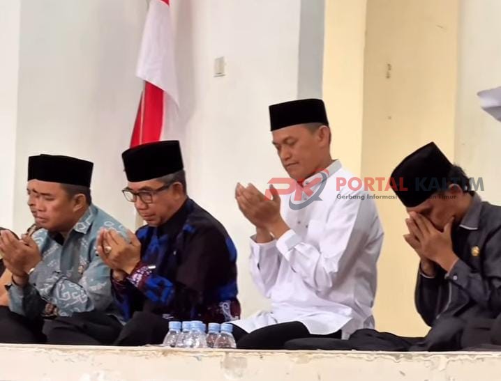 Bupati Kutai Timur Ardiansyah Sulaiman (batik biru hitam, kiri)