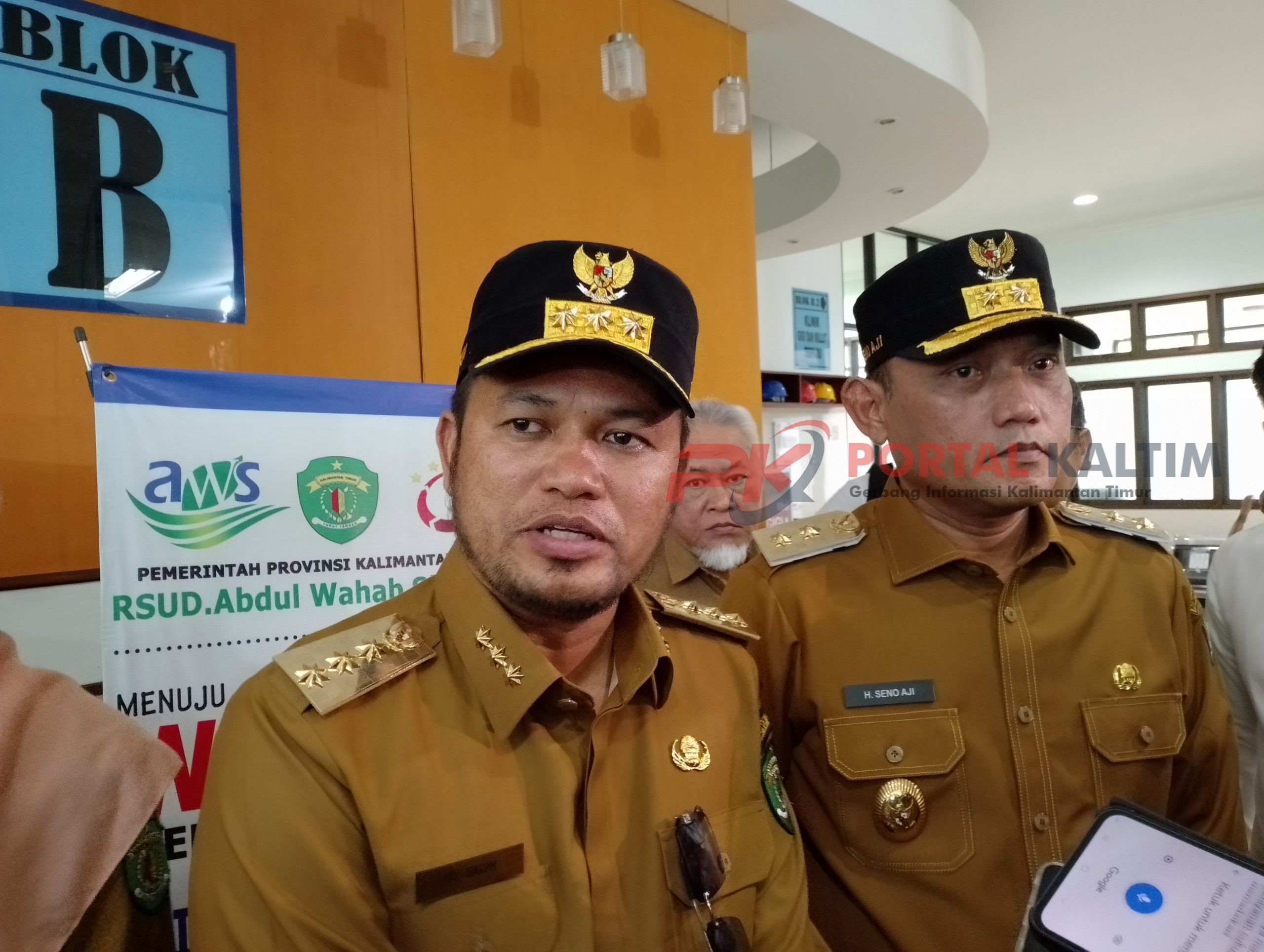 Gubernur Provinsi Kaltim Rudy Mas'ud (kiri) didampingi Wakil Gubernur Provinsi Kaltim Seno Aji (kanan).