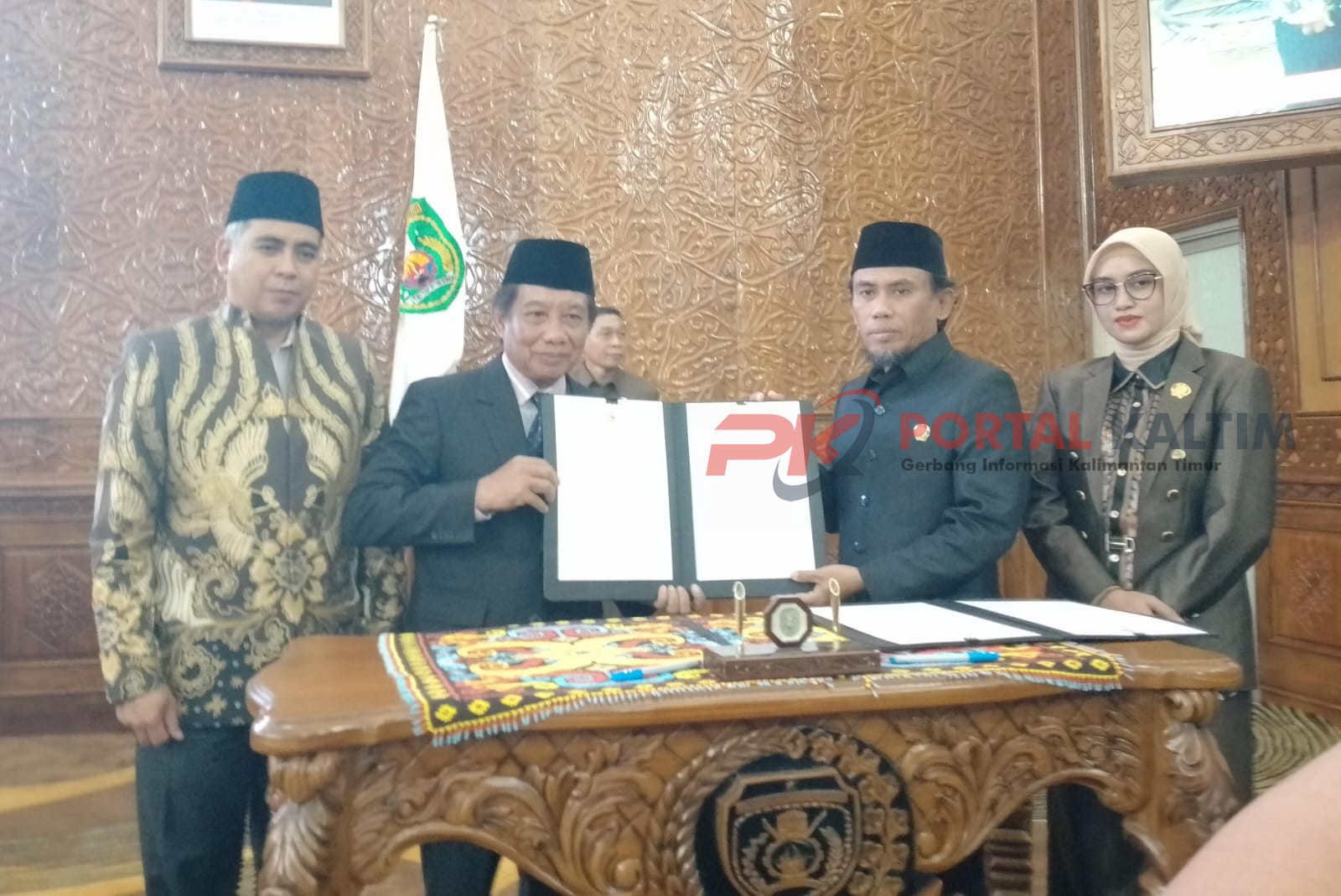 Ketua DPRD Kutai Timur Jimmi (kanan) Asisten III Setkab Kutim Sudirman Latif (kiri)