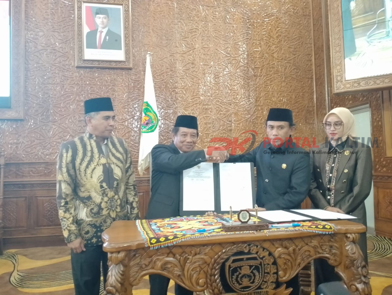 Penandatangan Perda Trantibum Linmas oleh Ketua DPRD Kutim Jimmi dan perwakilan Bupati Kutim oleh Asisten Adminstrasi Umum (Setkab) Kutim Sudirman Latif