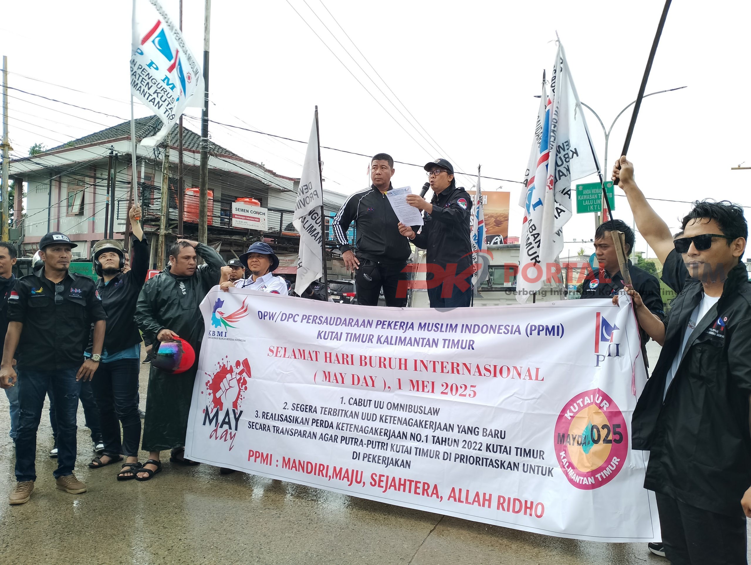 Ketua DPC PPMI Kutim Tabrani Yusuf S.Tp (bertopi) bersama anggota PPMI Kutim sewaktu orasi