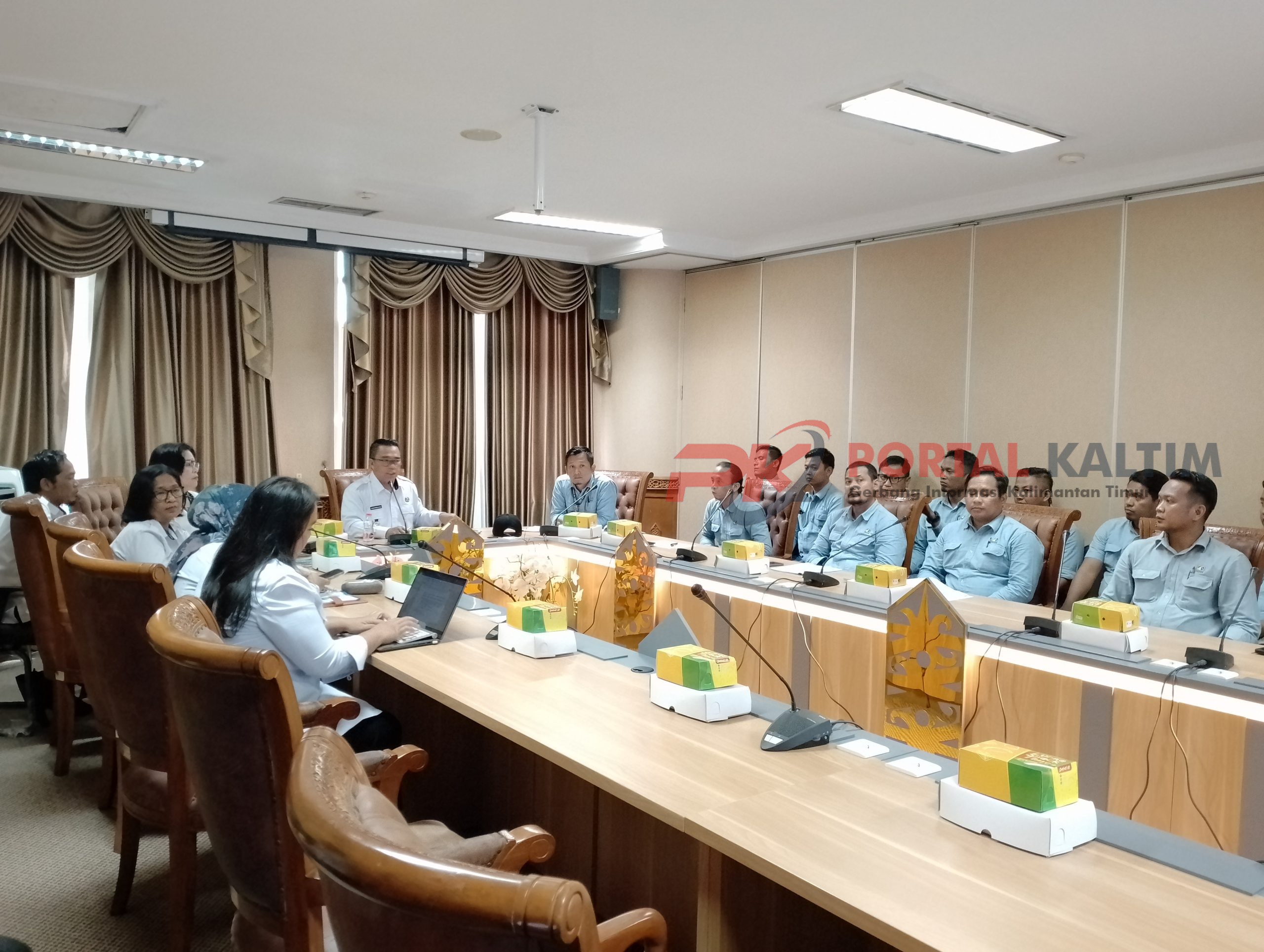 Suasana diskusi Wakil Bupati Kutim Mahyunadi, Ditrannaker Kutim, dan Serikat Pekerja PT PAMA