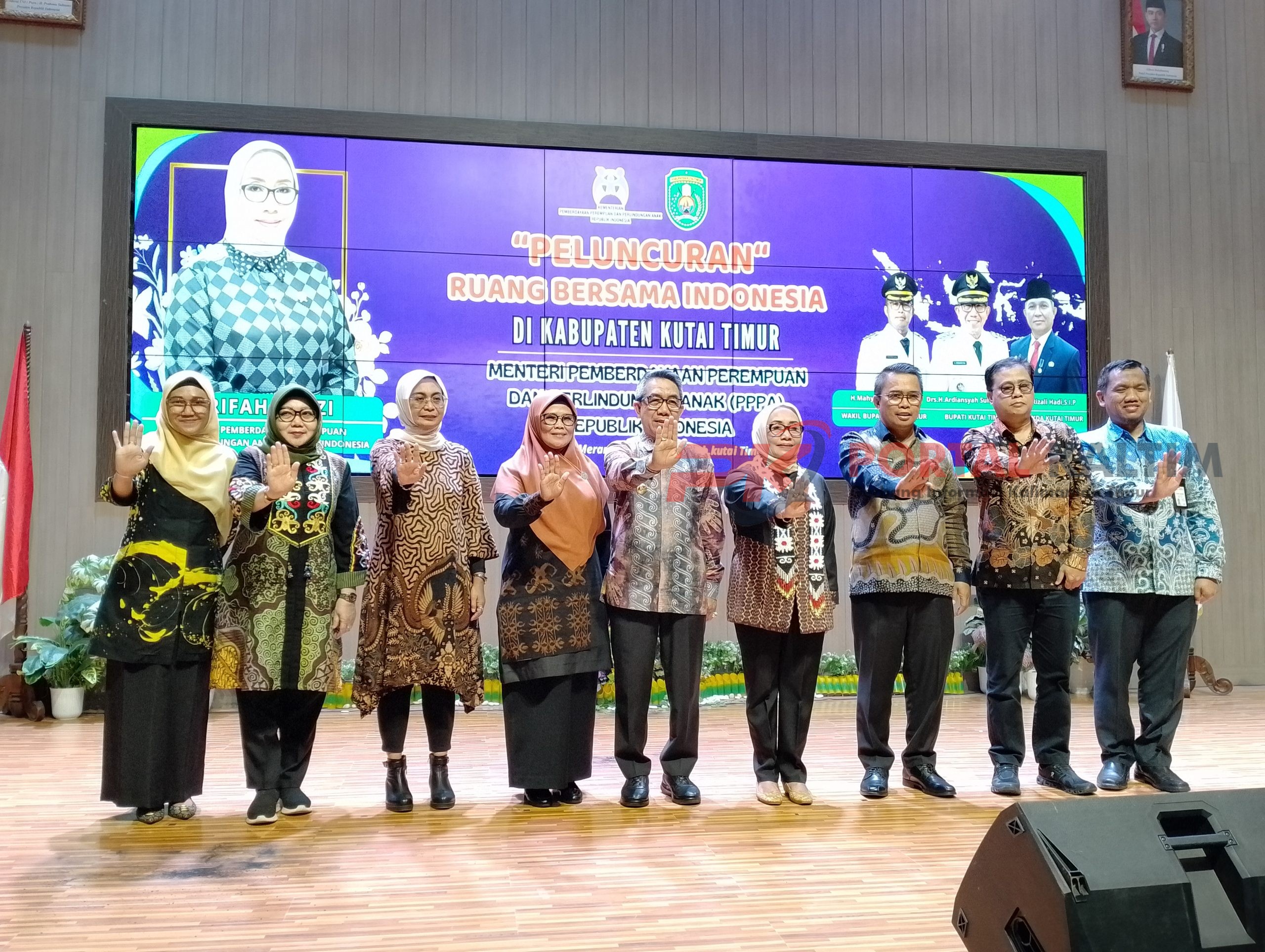 Menteri PPPA Arifah Fauzi bersama jajaran Pemkab Kutim dalam sesi peluncuran RBI Kutim