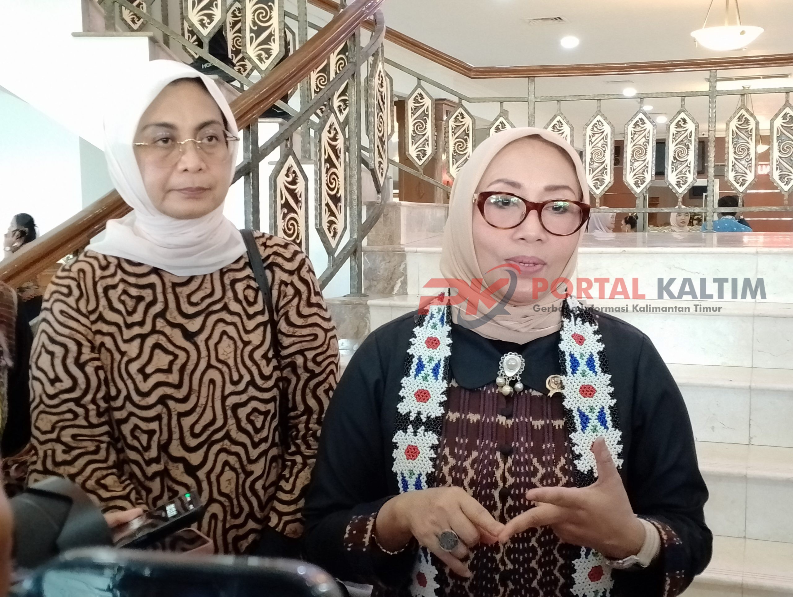 Menteri PPPA RI Arifah Fauzi (kanan)