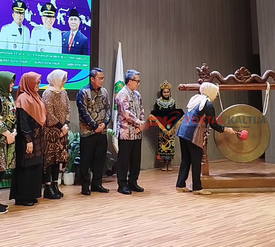 Peresmian RBI oleh Menteri PPPA Arifatul Choiri Fauzi bersama Bupati Kutim Ardiansyah Sulaiman beserta jajaran dengan pemukulan gong