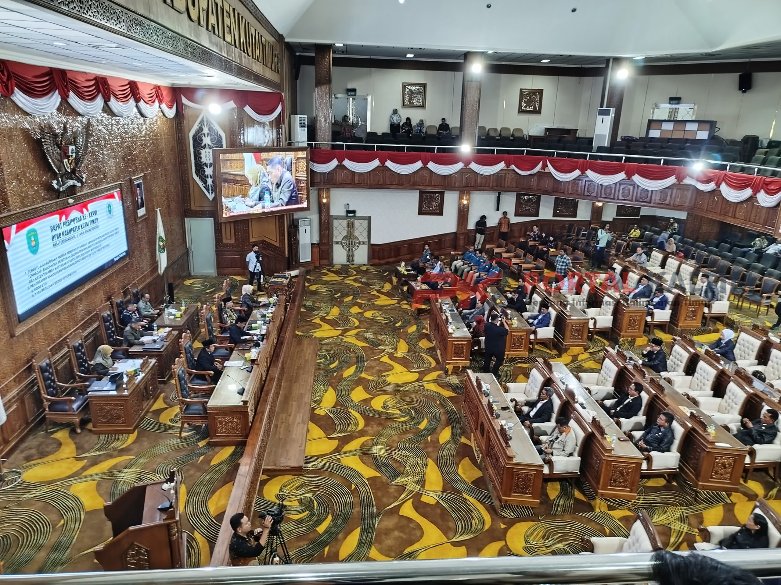 Suasana rapat paripurna mengenai raperda