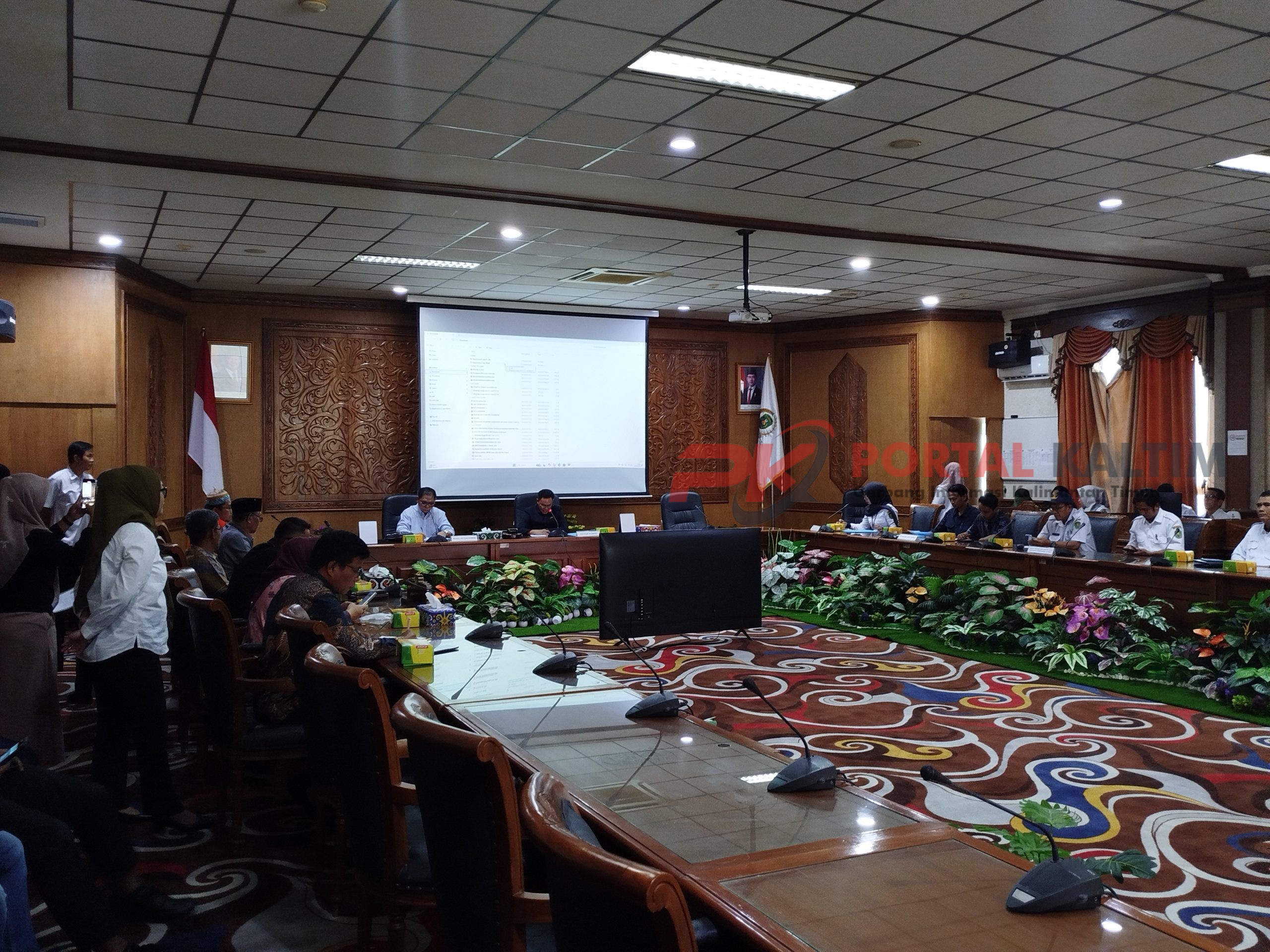 Suasana RDP Komisi C DPRD Kutim bersama Dinas PUPR, DLH dan Dinas Perkim