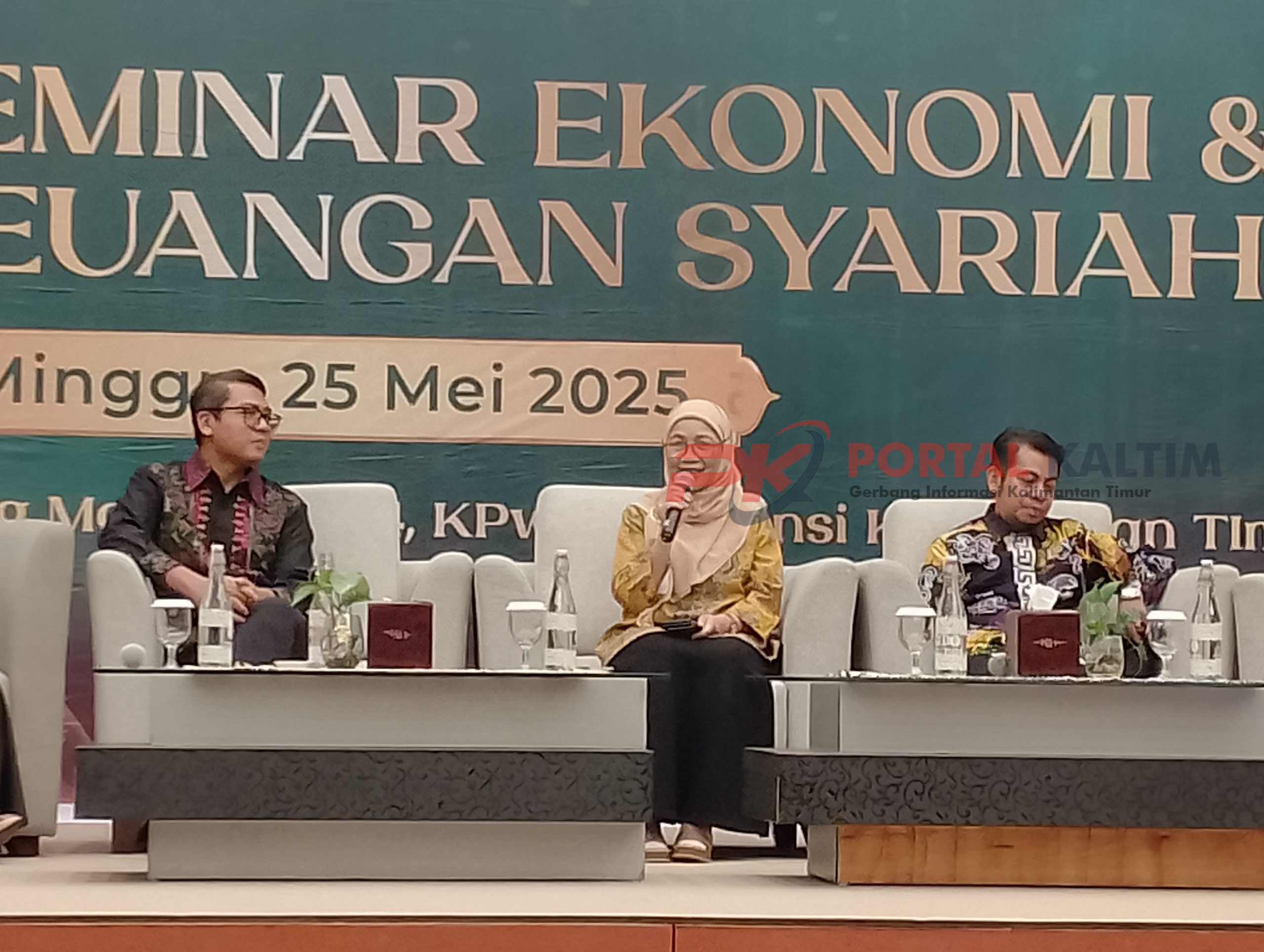 Wakil Sekretaris Badan Wakaf Indonesia (BWI) drh Emmy Hamidiyah (tengah)