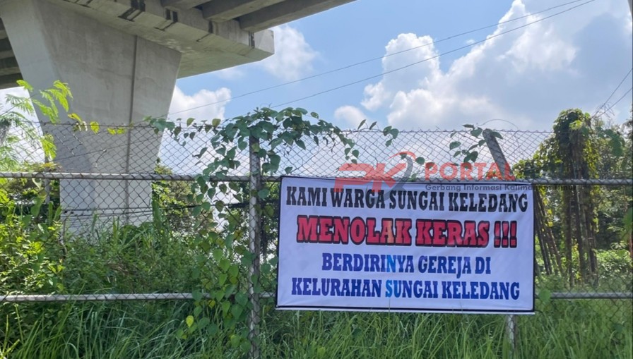Spanduk yang berisi penolakan pendirian gereja di Sungai Keledang
