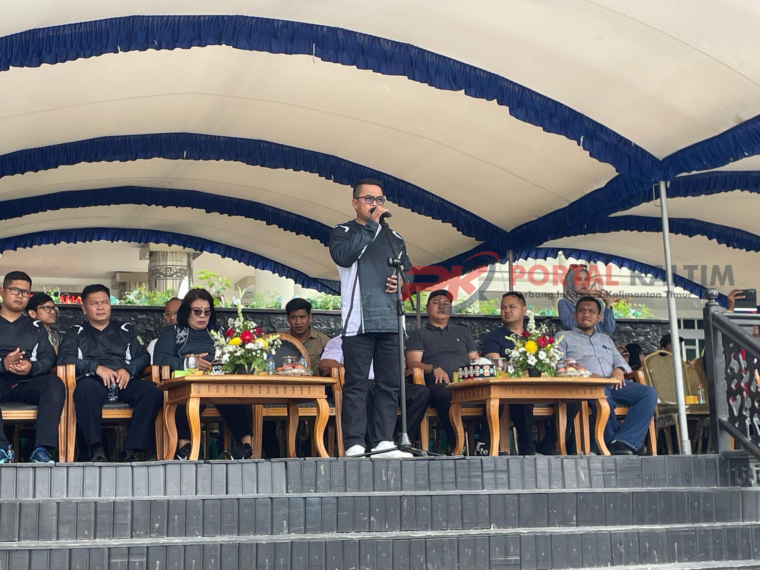 Wakil Bupati Kutai Timur Mahyunadi (berdiri)