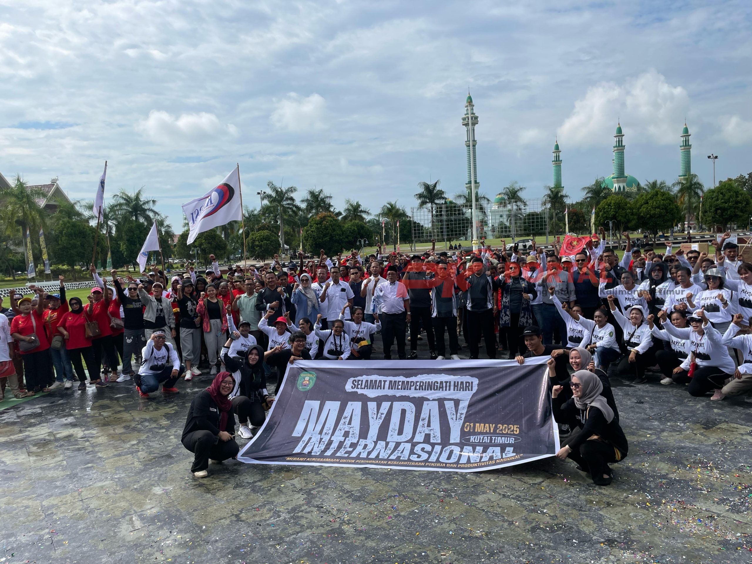 Foto bersama pemkab Kutim dengan serikat buruh pada acara mayday 2025