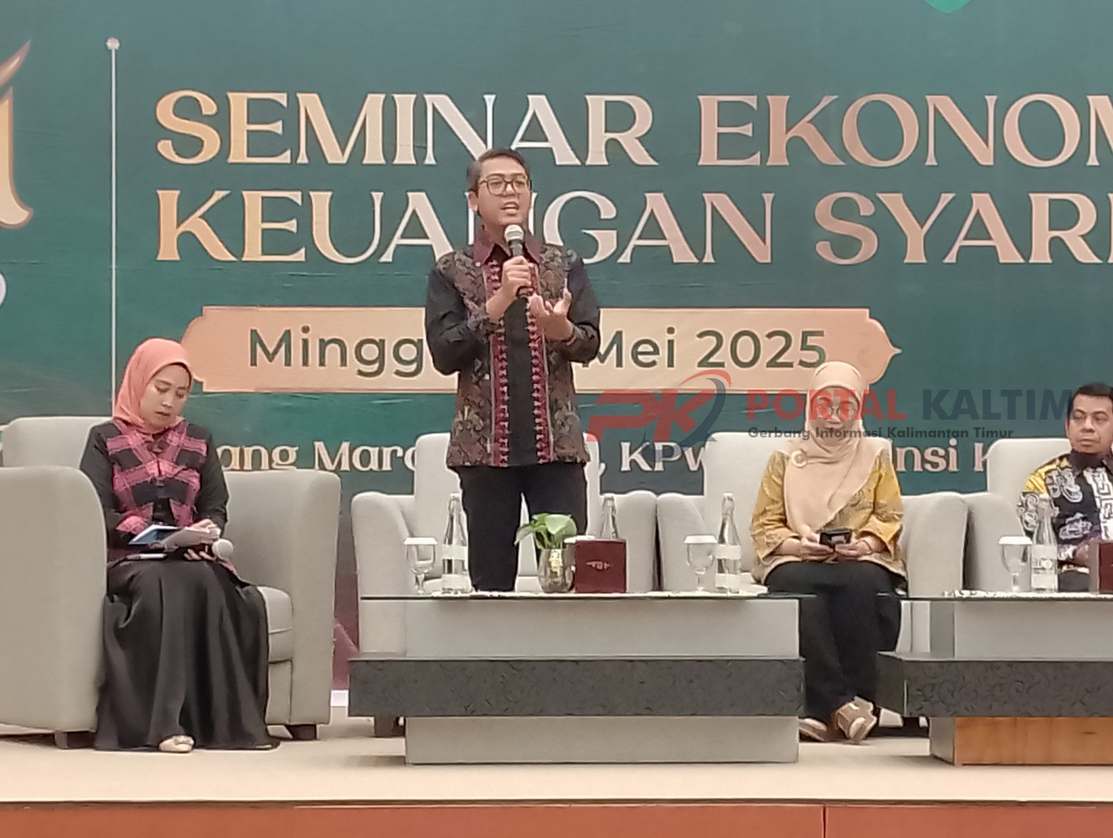 Ekonom Departemen Ekonomi dan Keuangan Syariah Bank Indonesia Perwakilan Kalimantan Timur (BI Kaltim) Ragil Misas Fuadi (tengah)