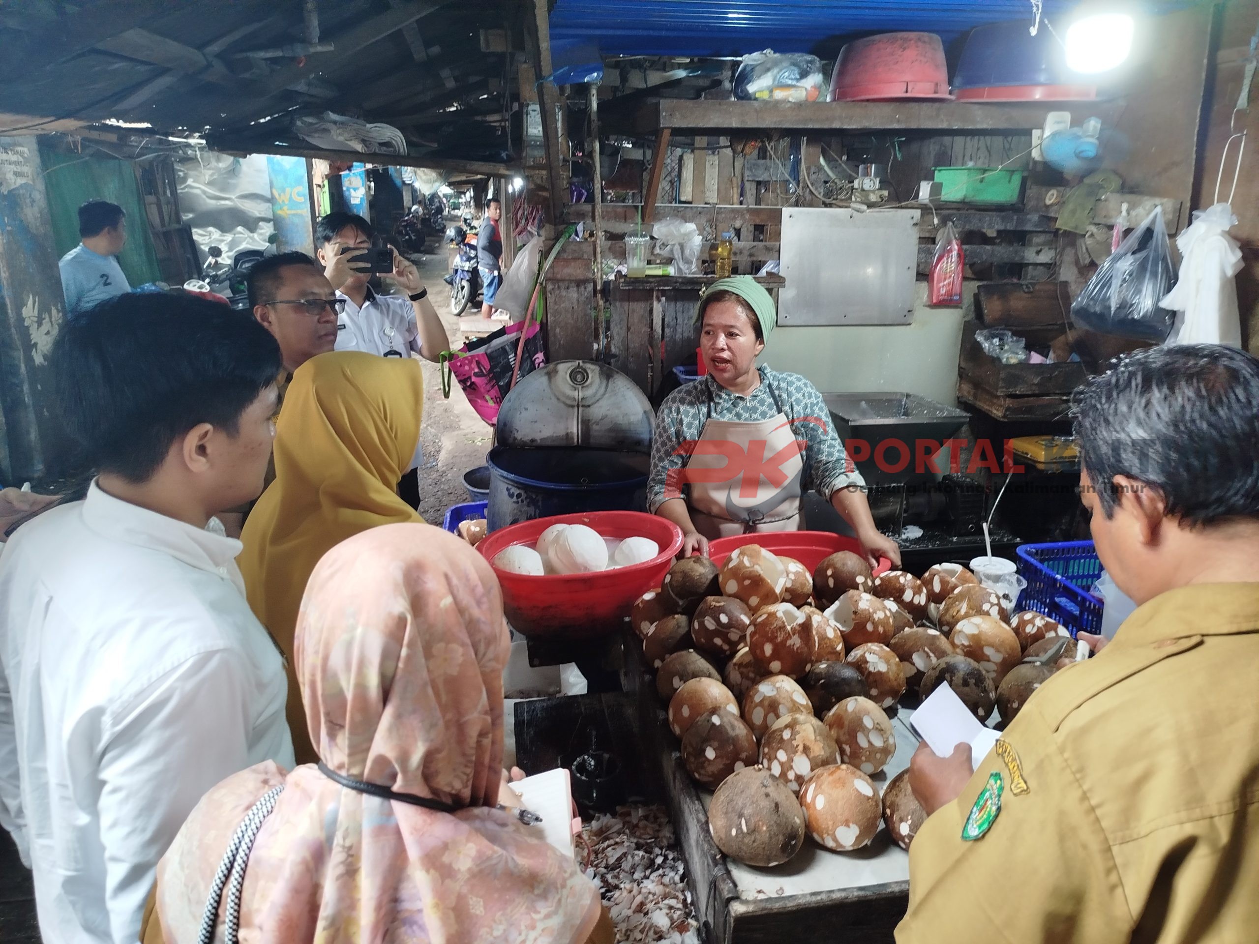 Suasana pemantauan harga komoditas pangan secara langsung di Pasar Segiri Kota Samarinda