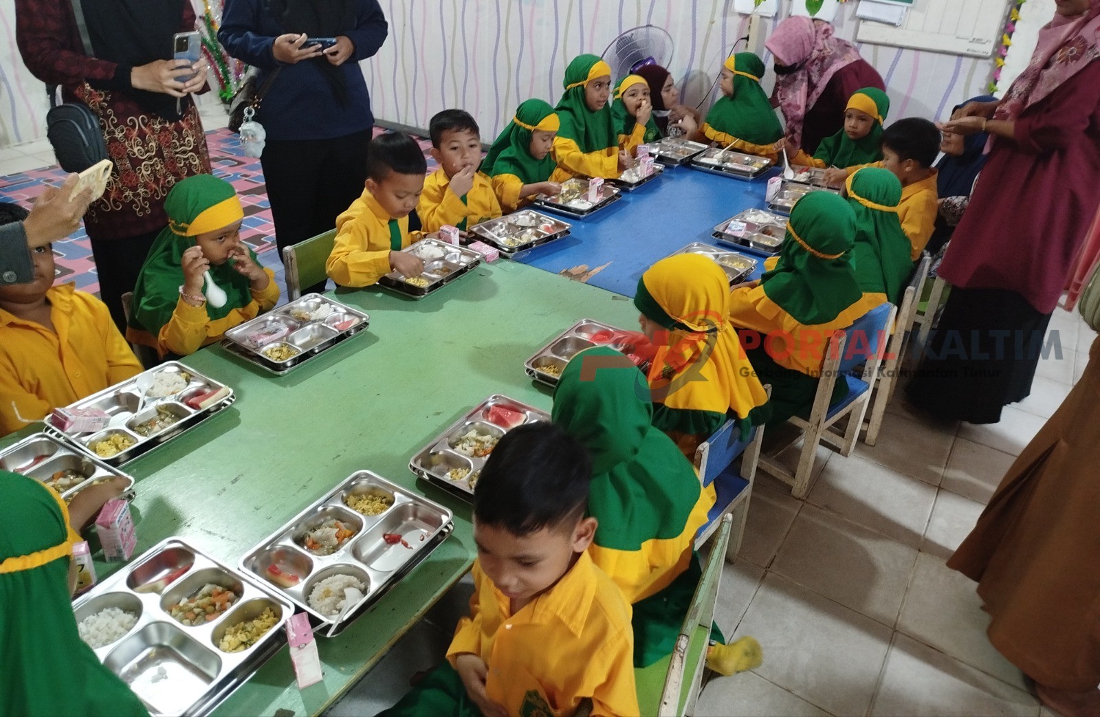 Suasana makan bergizi gratis di Taman Kanak-Kanak Swasta Aisyiyah Bustanul Athfal (ABA) 5 Samarinda Seberang