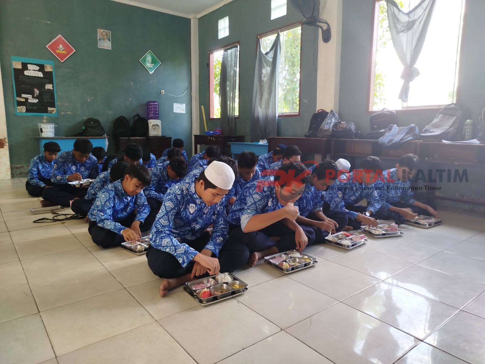 Suasana makan bergizi gratis di SMP Muhamadiyah 4 Samarinda Seberang