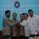 Gubernur Aceh Muzakir Manaf dan Gubernur Sumatera Utara Bobby Nasution berjabat tangan terkait empat Pulau sengketa di perbatasan Aceh dan Sumatera Utara, di Kantor presiden Jakarta, Selasa (17/6/2025).