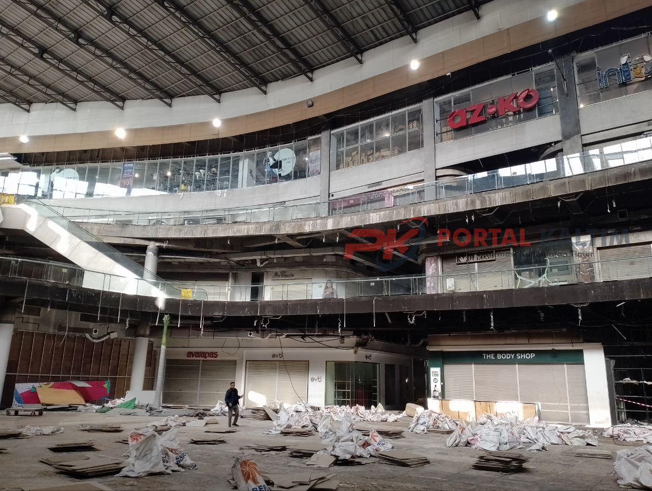 Penampakan Lantai Atrium Big Mall Samarinda yang mulai diperbaiki pasca-kebakaran