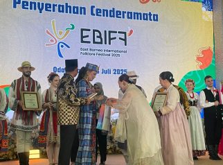 Penyerahan cinderamata dari Gubernur Kaltim kepada para delegasi EBIFF 2025