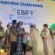 Penyerahan cinderamata dari Gubernur Kaltim kepada para delegasi EBIFF 2025