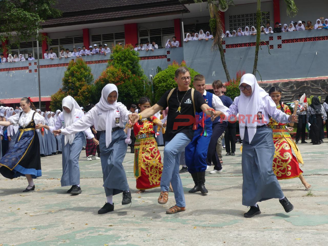 Delegasi Polandia mengajarkan tari tradisionalnya kepada para murid SMKN 1 Samarinda