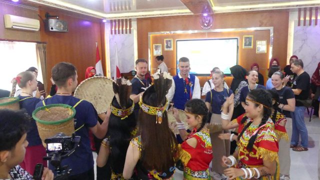 Keseruan delegasi Polandia di SMKN 1 Samarinda