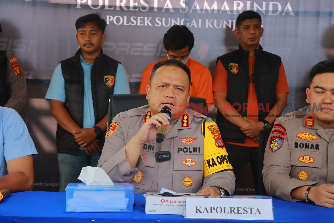 Kapolresta Samarinda Kombes Pol Hendri Umar dalam konferensi pers pencekikan anak oleh ayah kandung yang menewaskan kedua anaknya