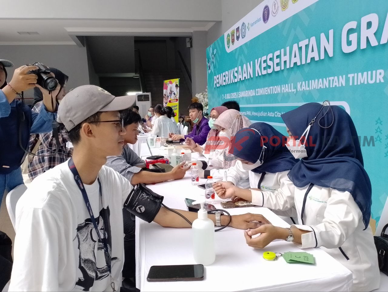 Pemeriksaan kesehatan gratis di HKG PKK 2025 di Convention Hall Sempaja, Samarinda, Kaltim