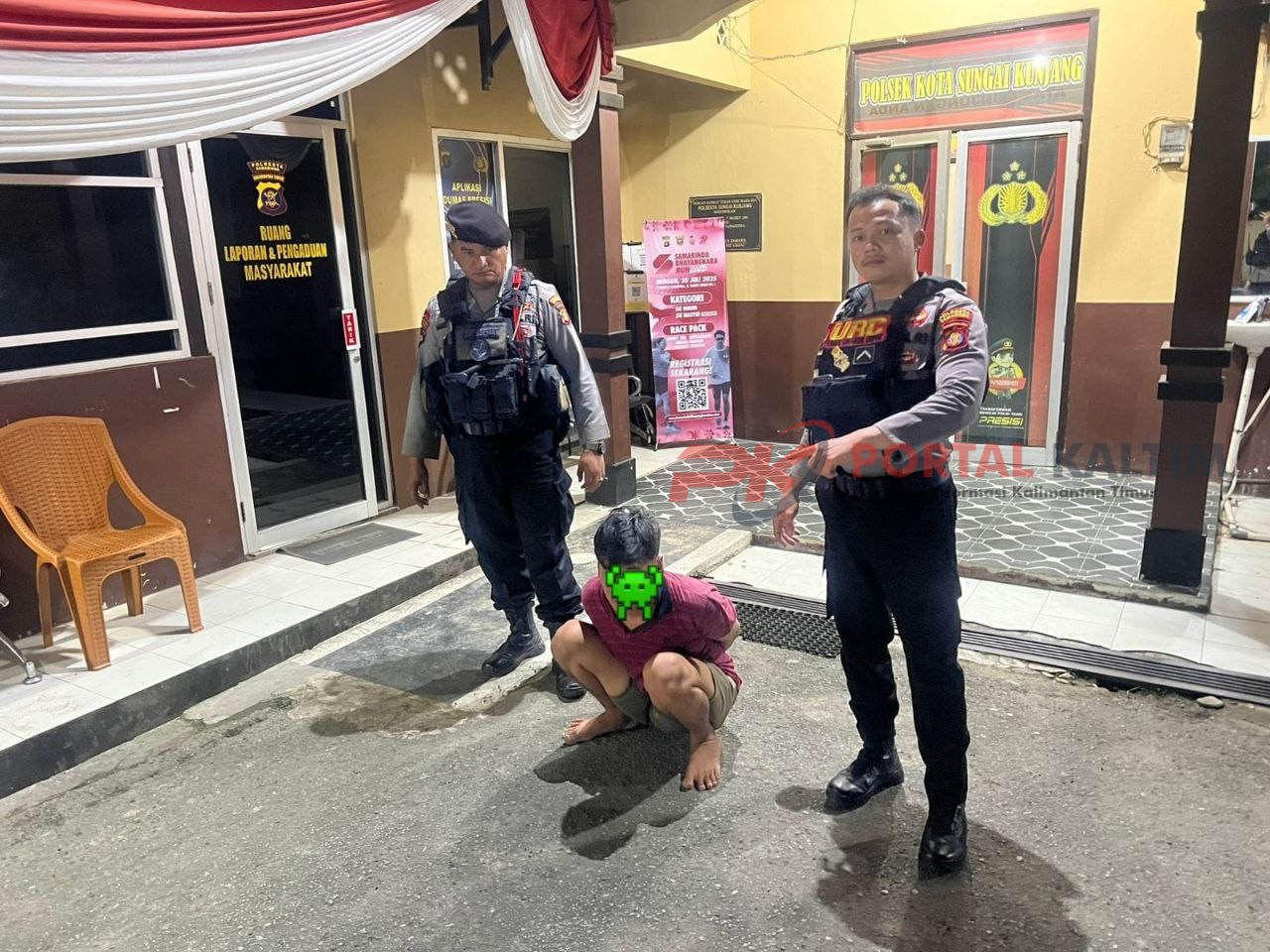Pemilik rumah sekaligus penangkap terduga pencuri, Hendra bersama anggota Samapta Polresta Samarinda