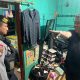 Pemilik rumah sekaligus penangkap terduga pencuri, Hendra bersama anggota Samapta Polresta Samarinda