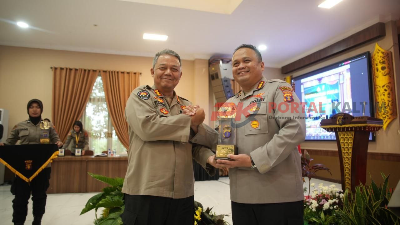 Kapolresta Samarinda Kombes Pol Hendri Umar sewaktu menerima penghargaan