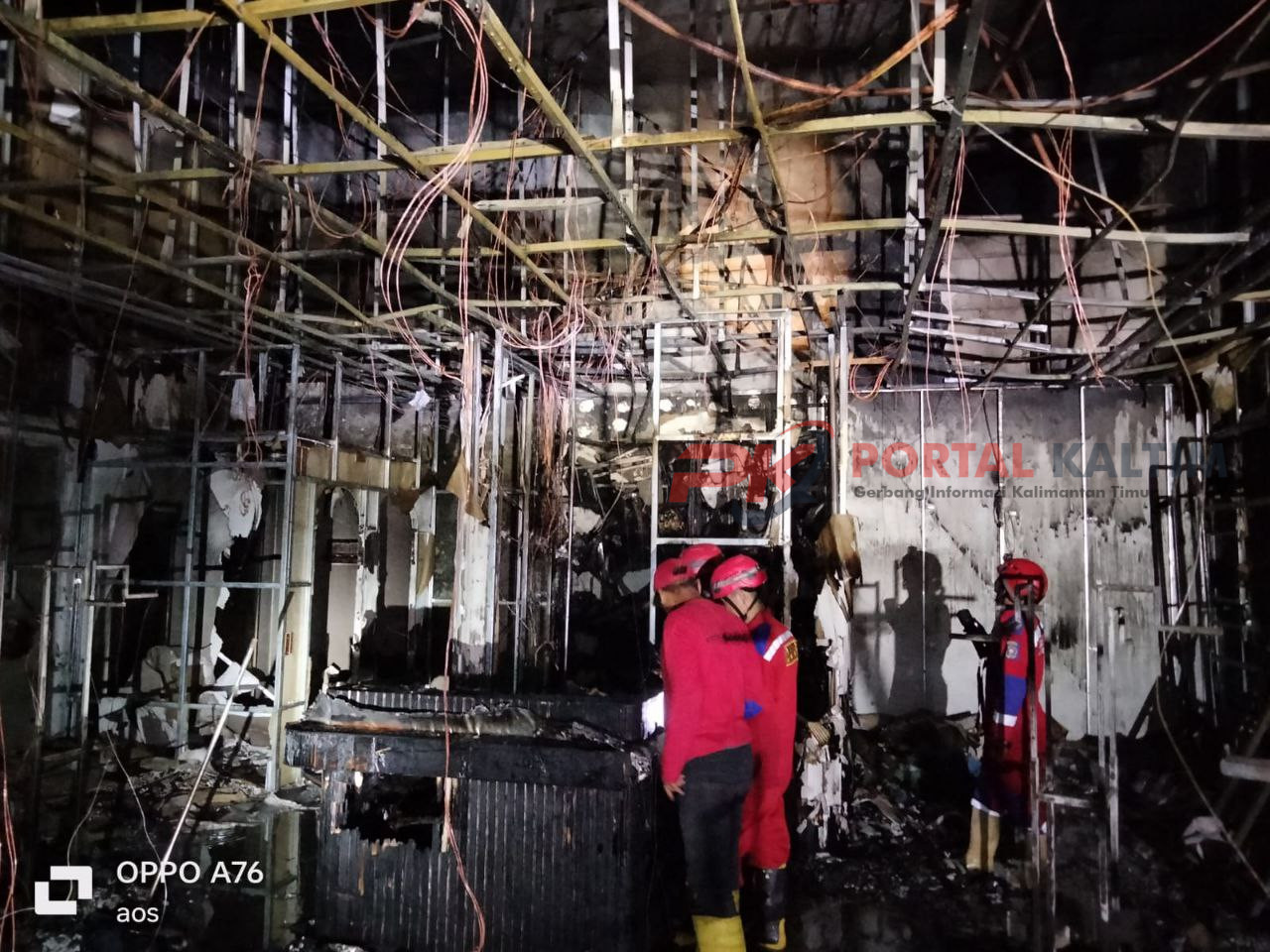 Proses pemadaman api di toko busana Big Mall Samarinda yang terbakar