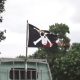 Bendera Bajak Laut Topi Jerami milik tim luffy pada anime One Piece yang berkibar di salah satu kendaraan bak terbuka roda empat