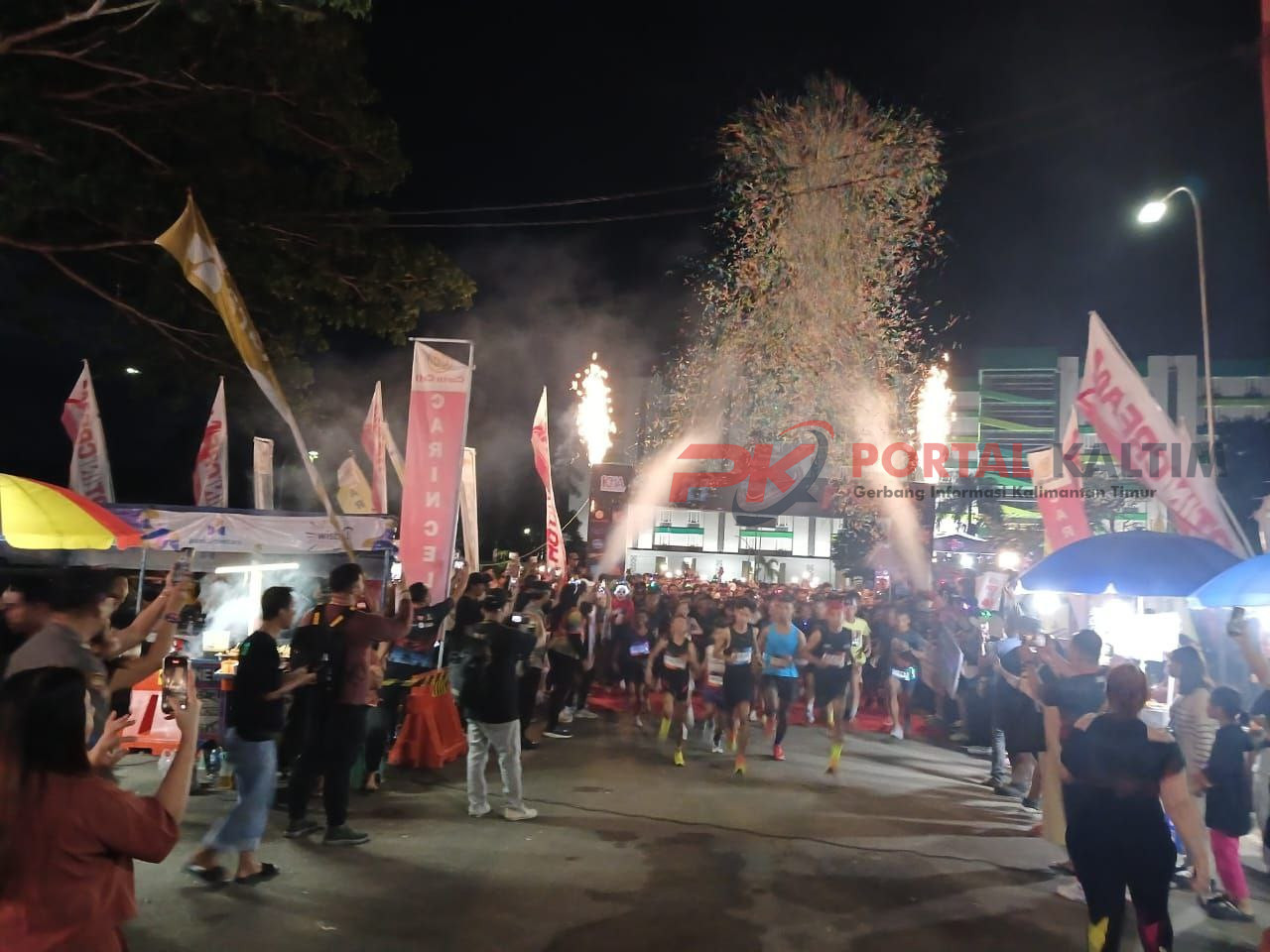 Glow Night Run 5K di GOR Kadrie Oening Sempaja, Samarinda.