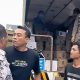 Suasana Warga Pati yang menolak hasil donasi berupa air dus mineral yang disita oleh Satpol PP Pati melalui arahan Plt Sekda Pati Riyoso