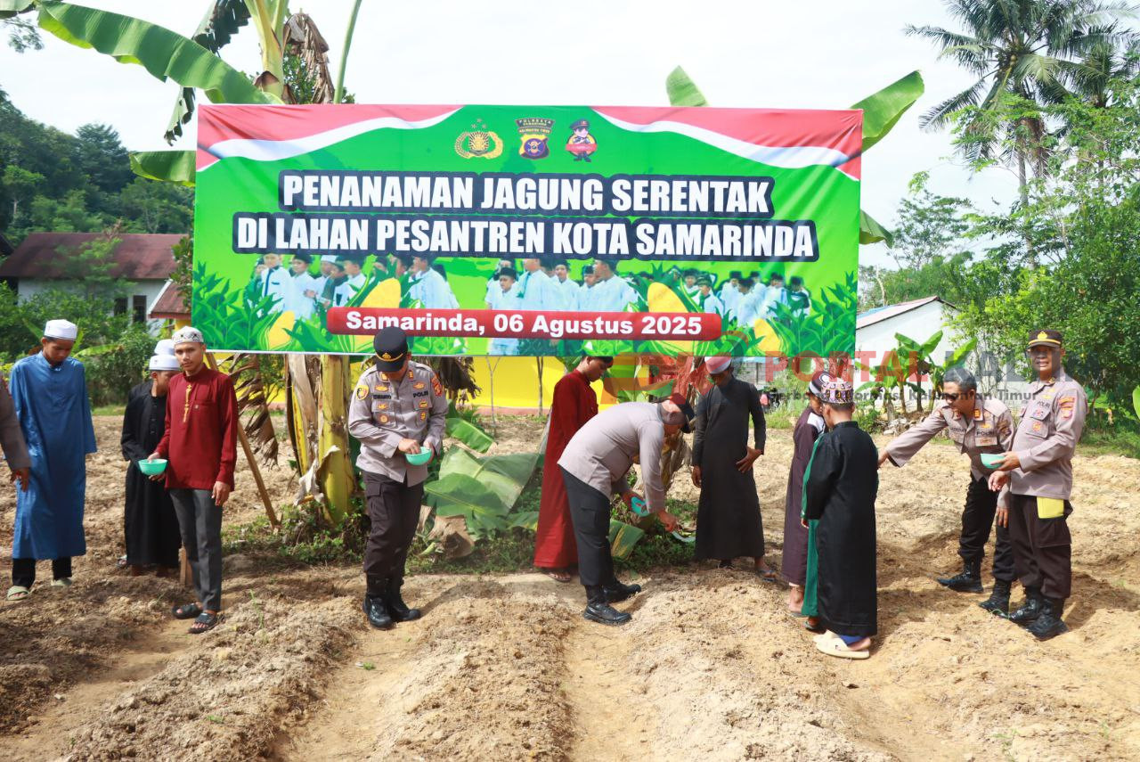 Penanaman jagung serentak bersama Polsek Palaran dan santri Pondok Pesantren Khoiru Ummah.