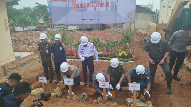 Peletakan batu pertama (groundbreaking) di samping gedung Mako Polsek Sangatta Utara