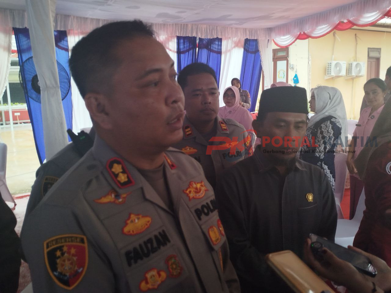 Kapolsek Kutim Fauzan Arianto dam Ketua DPRD Kutim Jimmi ketika diwawancarai