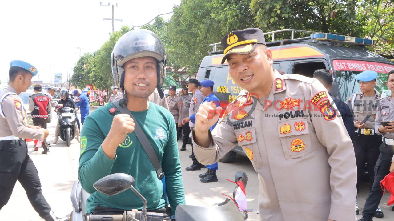 Pembagian bendera merah putih kepada pengendara sepeda motor roda dua oleh Kapolres Kutim AKBP Fauzan Arianto