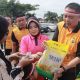 Pemberian sembako berupa beras SPHP merek Bulog yang langsung diberikan oleh Kapolres Kutim AKBP Fauzan Arianto kepada warga pada program GPM tersebut