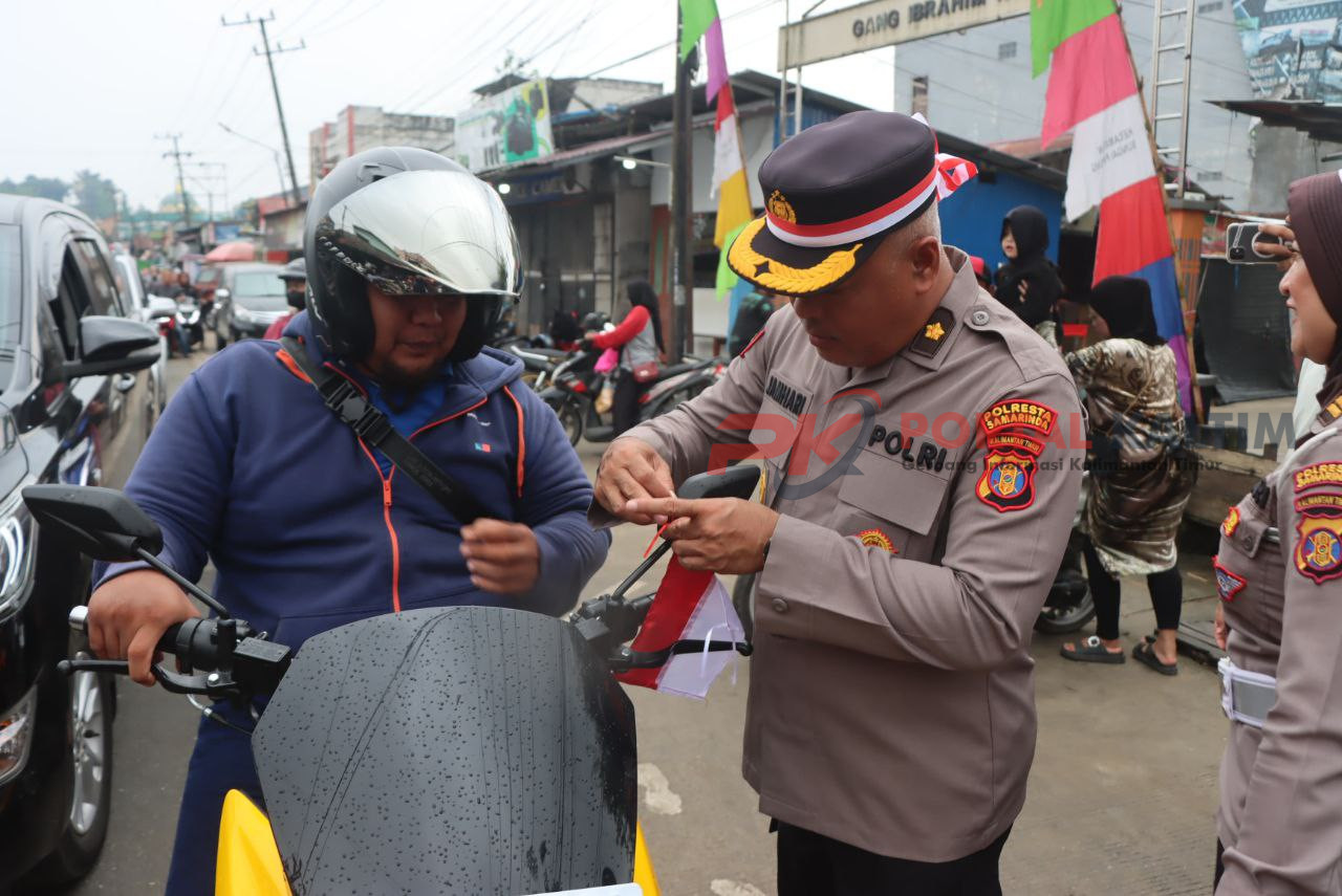 Wakapolresta Samarinda AKBP Heri Rusyaman dalam pembagian bendera Merah Putih
