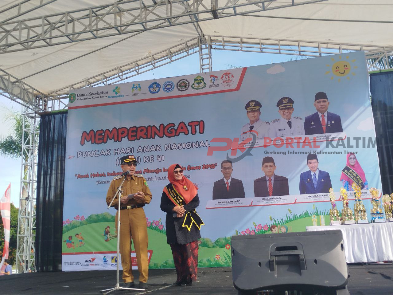 Bupati Kutim Ardiansyah Sulaiman bersama dengan Bunda PAUD Kutim Siti Robiah