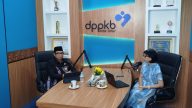Tim Pakar Ikatan Dokter Indonesia (𝗜𝗗𝗜) cabang Kutai Timur, dr. Meitha Togas (kanan), dan Kepala DPPKB Achmad Junaidi (kiri) saat podcast berlangsung.
