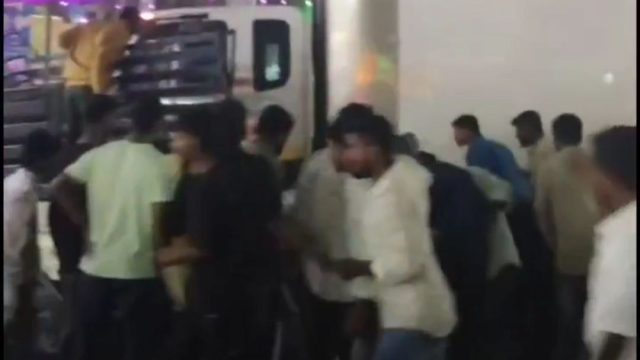 Suasana kecelakaan truk yang saat festival Ganesha Visarjan