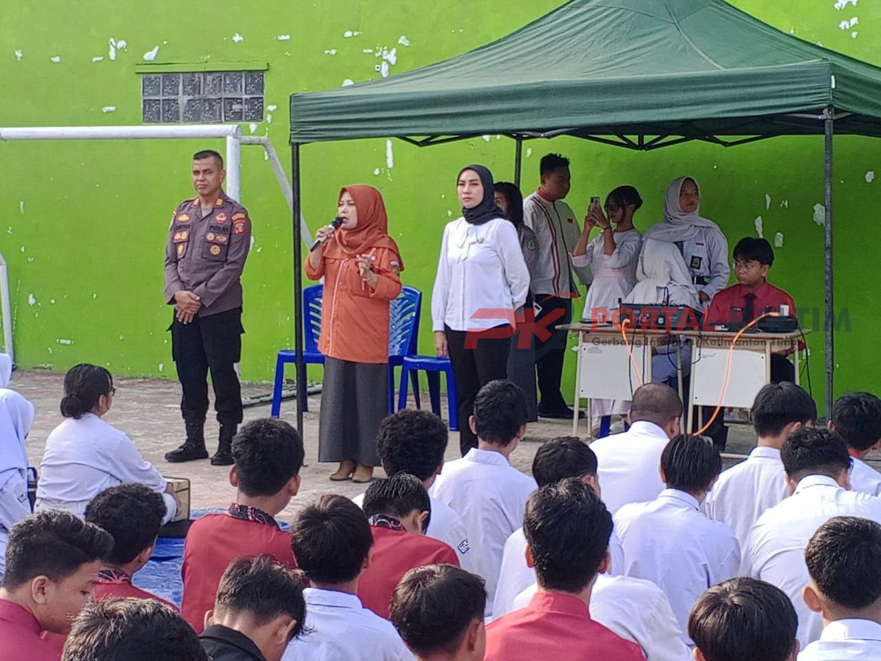 Pelajar di SMKN 3 Samarinda bersama Satbinmas Polresta Samarinda