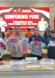 Suasana konferensi pers dari penangkapan kasus rampok bersenjata tajam di Kutim