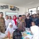Mendikdasmen RI Abdul Mu'ti bersama Wali Kota Andi Harun sewaktu meninjau proses belajar mengajar di Sekolah Terpadu Samarinda