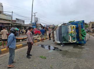 Prosesi evakuasi truk yang terguling di Jalan Dwikora oleh Polsek Palaran