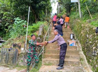 Polsek Samarinda Seberang dan warga gotong royong membersihkan material longsor di Akses Gereja Filadelfia